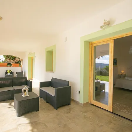 Hotel Essenza Di Mirto 3*