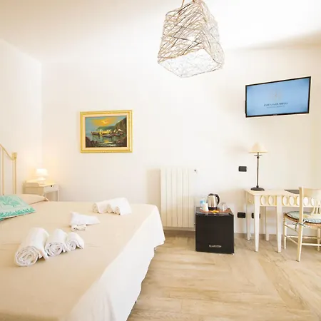 Hotel Essenza Di Mirto 3*
