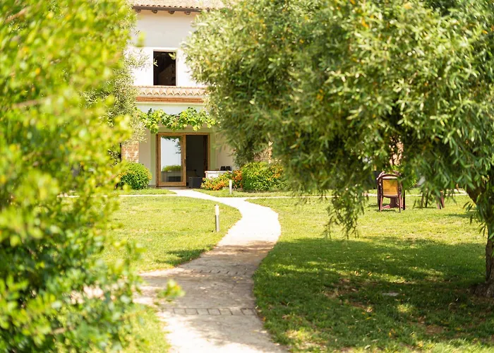 Отель Essenza Di Mirto 3*